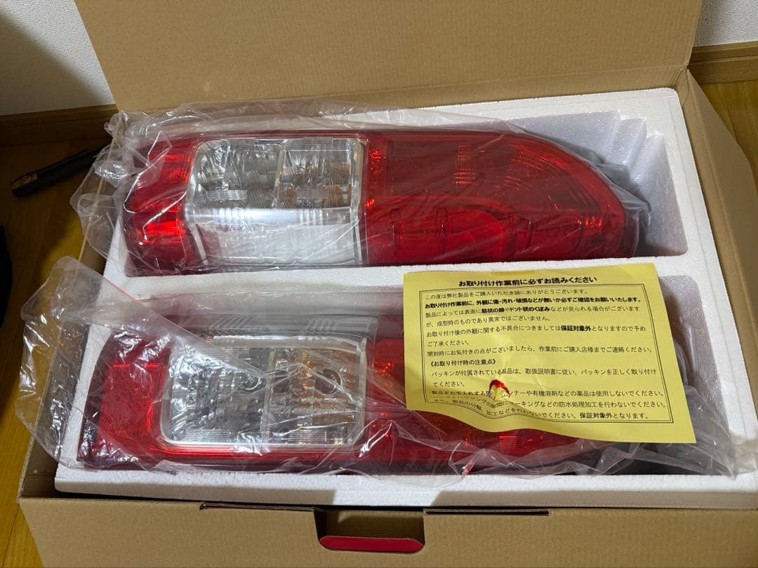 未使用 トヨタ ハイエース 純正 テールランプ