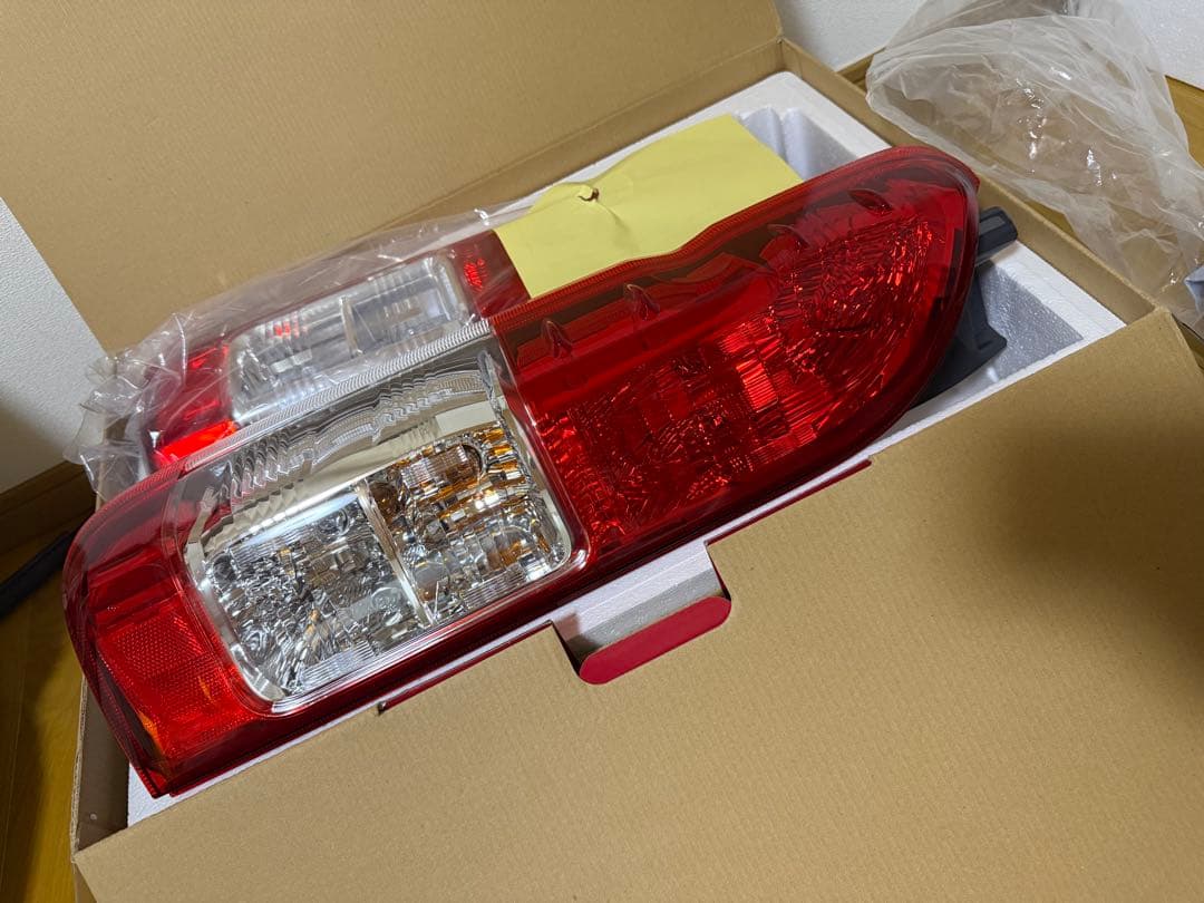 未使用 トヨタ ハイエース 純正 テールランプ
