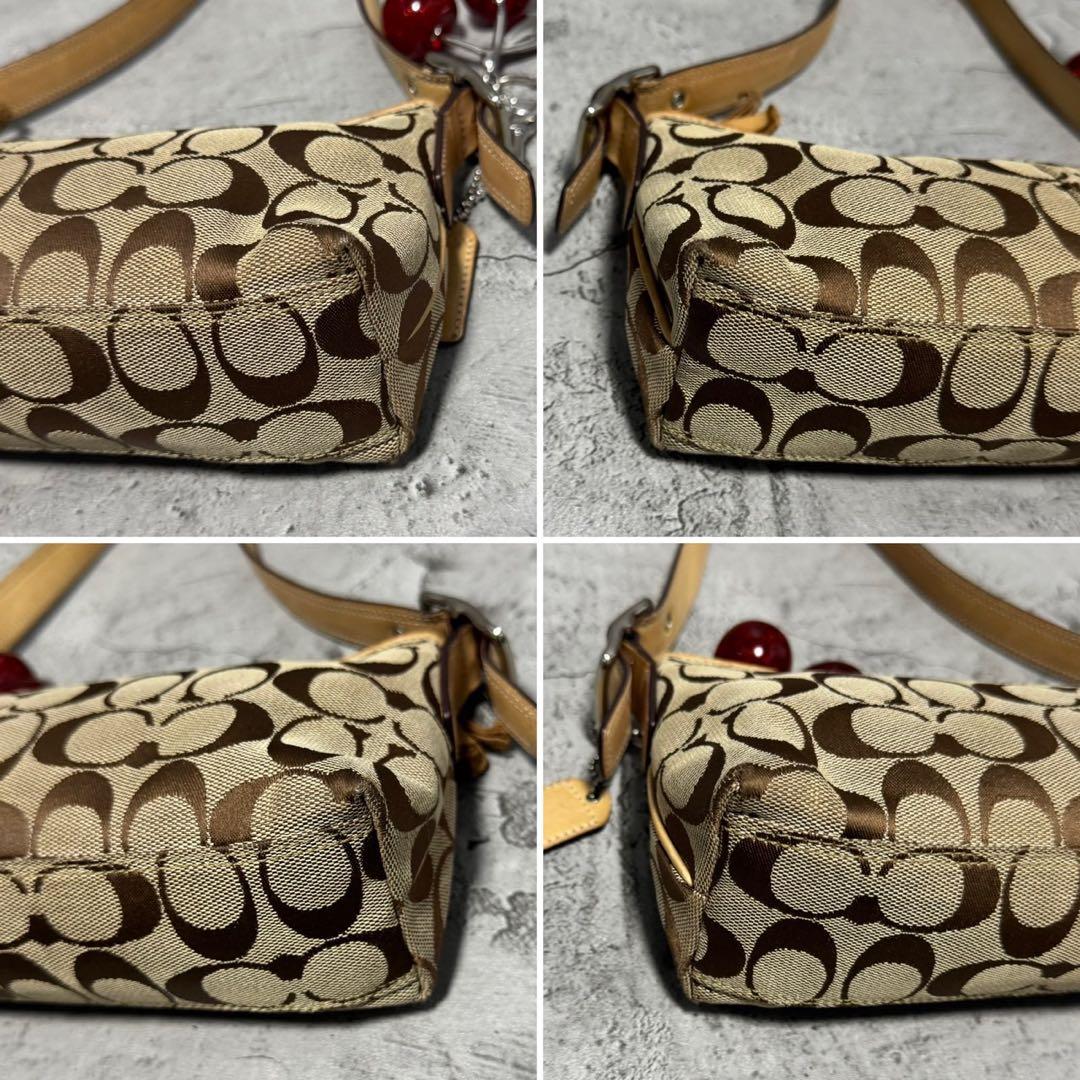 バッグ Coach Signature Beige Accessory Pouch