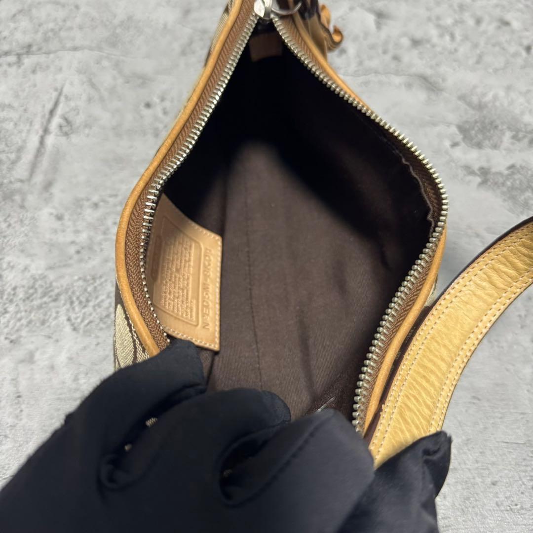 バッグ Coach Signature Beige Accessory Pouch