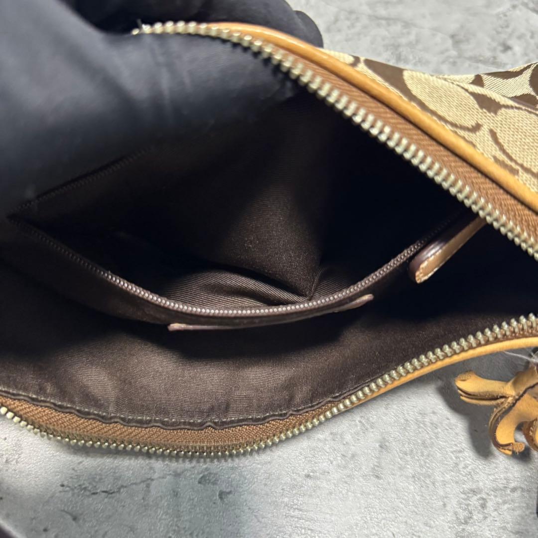 バッグ Coach Signature Beige Accessory Pouch