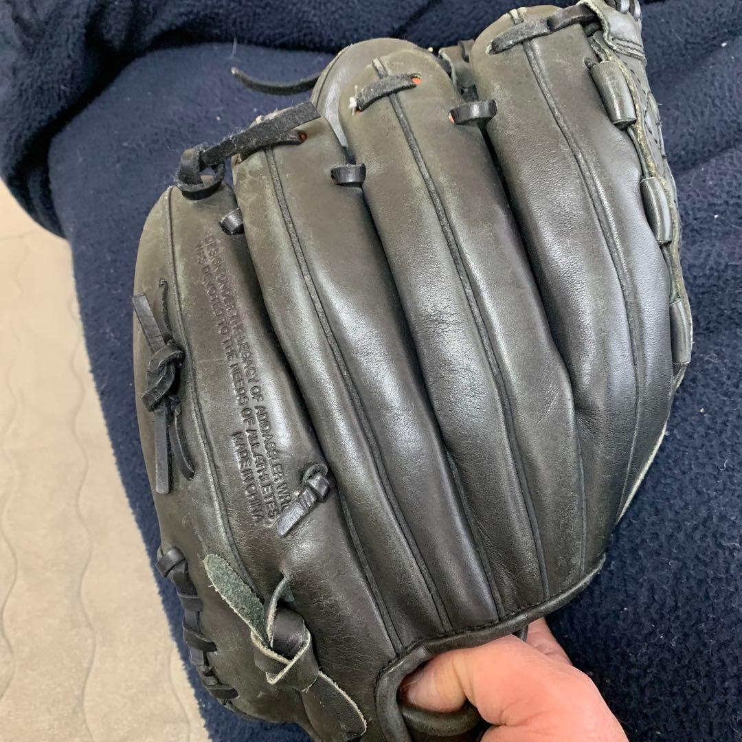 adidas軟式や野球グローブ　右投げ　投手用　黒色