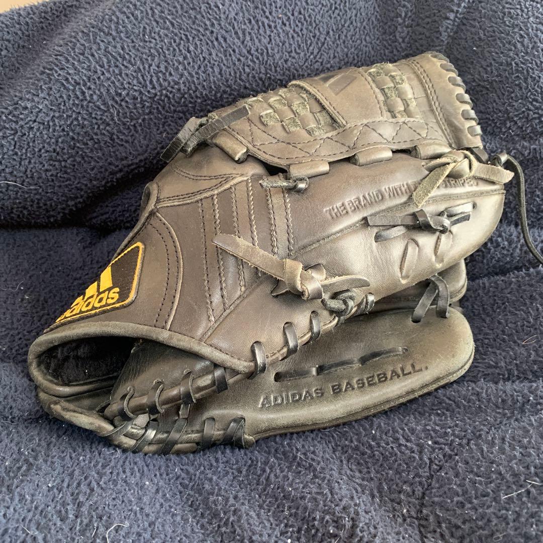 adidas軟式や野球グローブ　右投げ　投手用　黒色