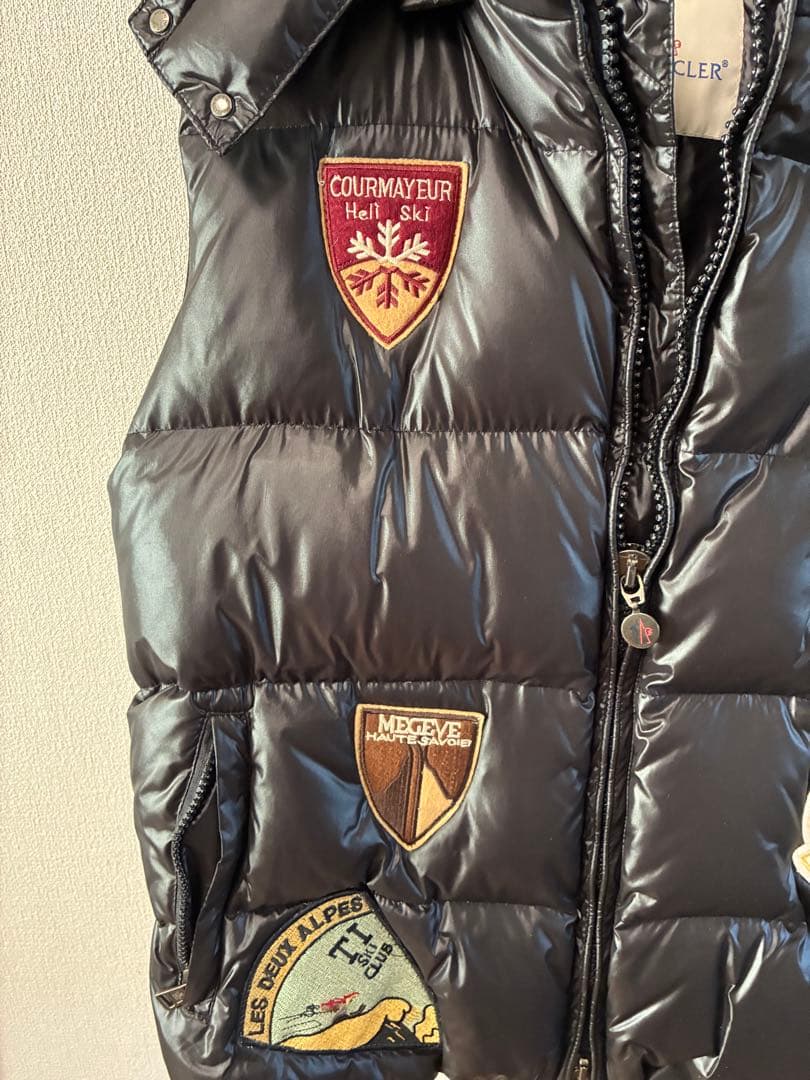 (希少)モンクレール ブラックダウンベスト 　　　Mの刺繍付き