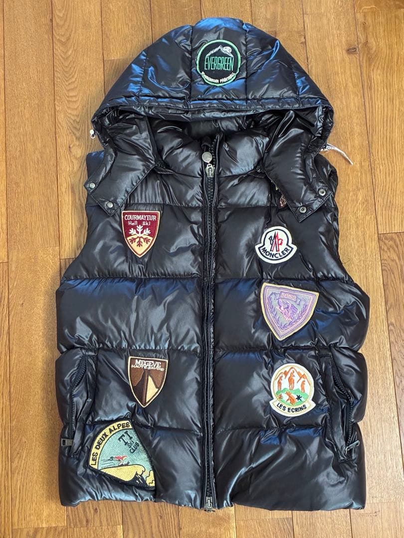 (希少)モンクレール ブラックダウンベスト 　　　Mの刺繍付き