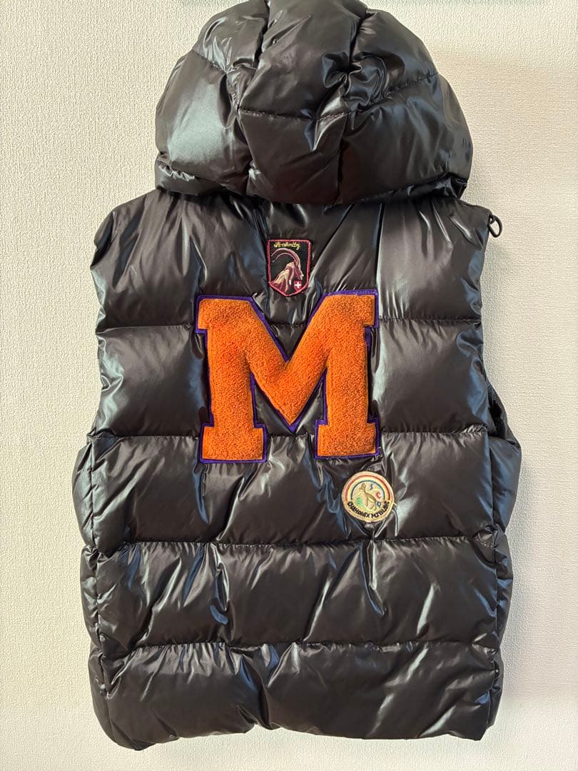 (希少)モンクレール ブラックダウンベスト 　　　Mの刺繍付き