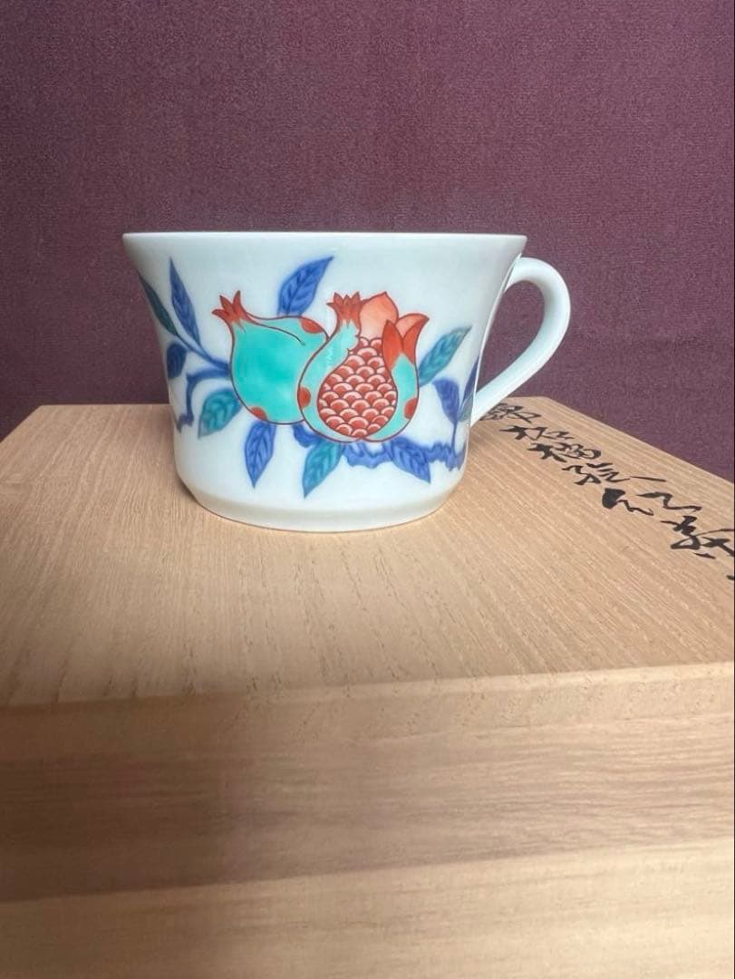 今右衛門窯　14代　錦柘榴絵紅茶碗　とも箱付き