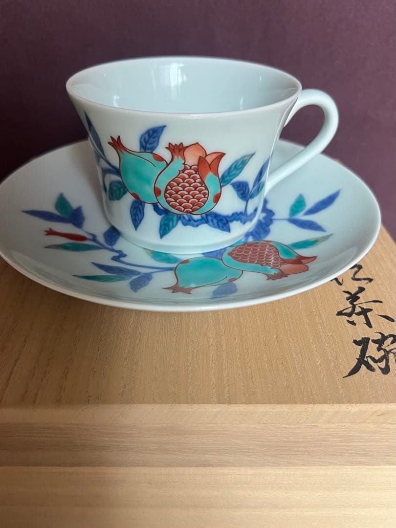 今右衛門窯　14代　錦柘榴絵紅茶碗　とも箱付き