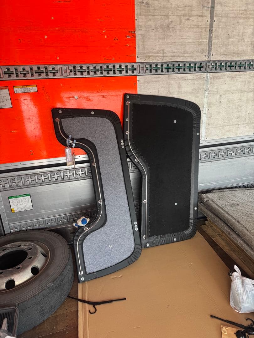 UD クオン　オーバヘッドコンソール　左右