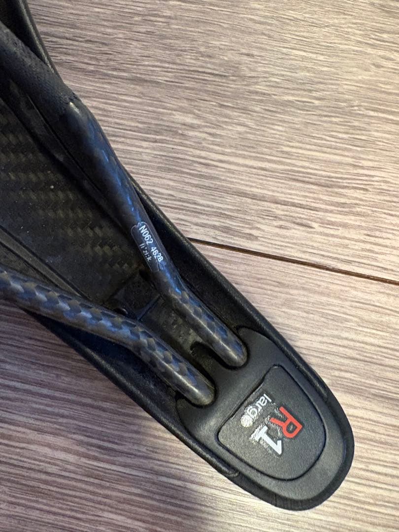 R1 カーボンサドル ブラック