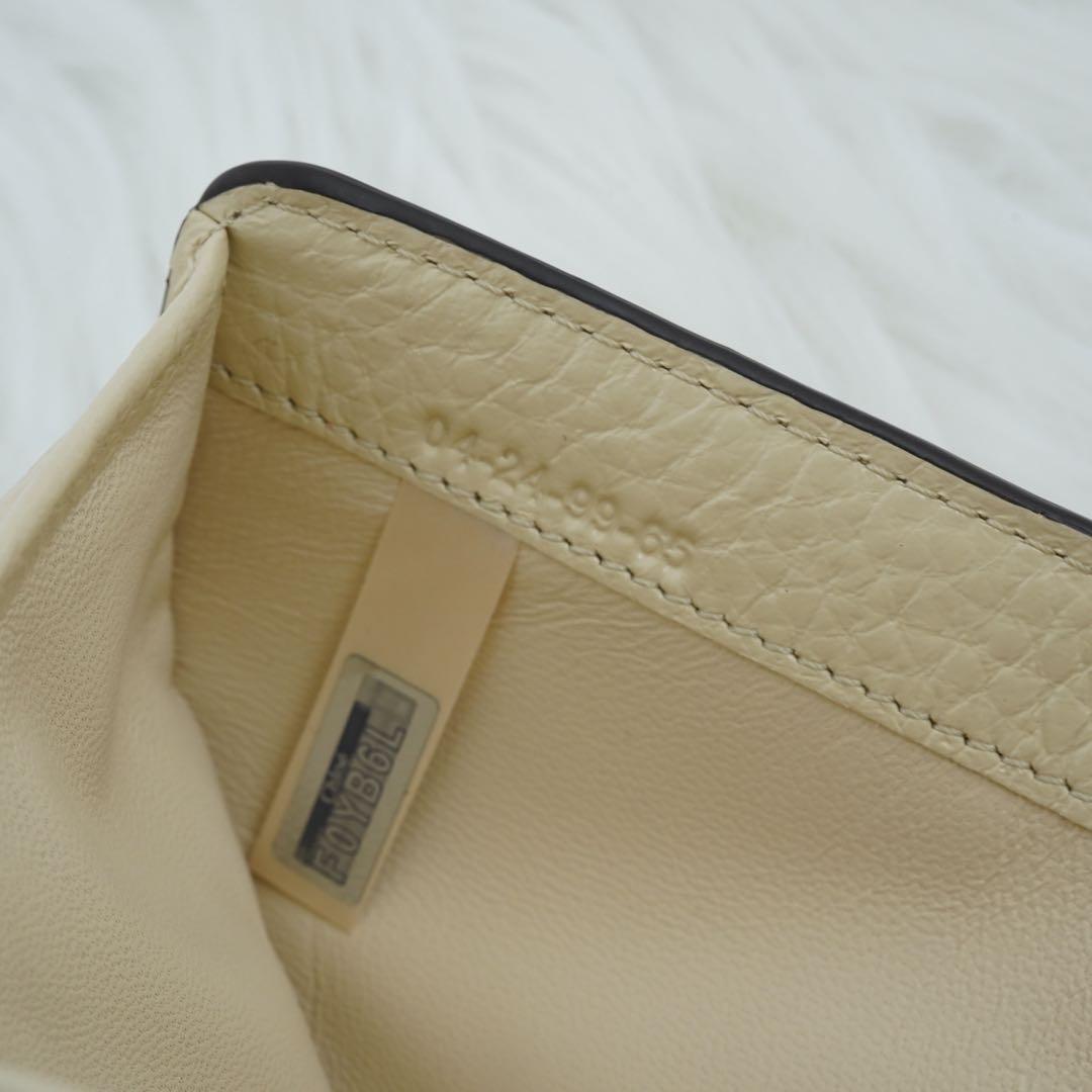 ほぼ未使用品　Chloe クロエ　三つ折り財布　レザー　ロゴグラム　アイボリー