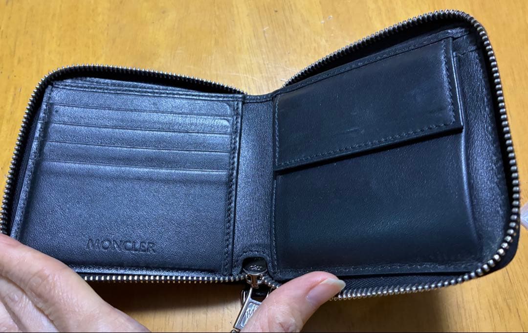 「美品」MONCLER ブラック 二つ折り財布 ストラップ付き　ユニセックス