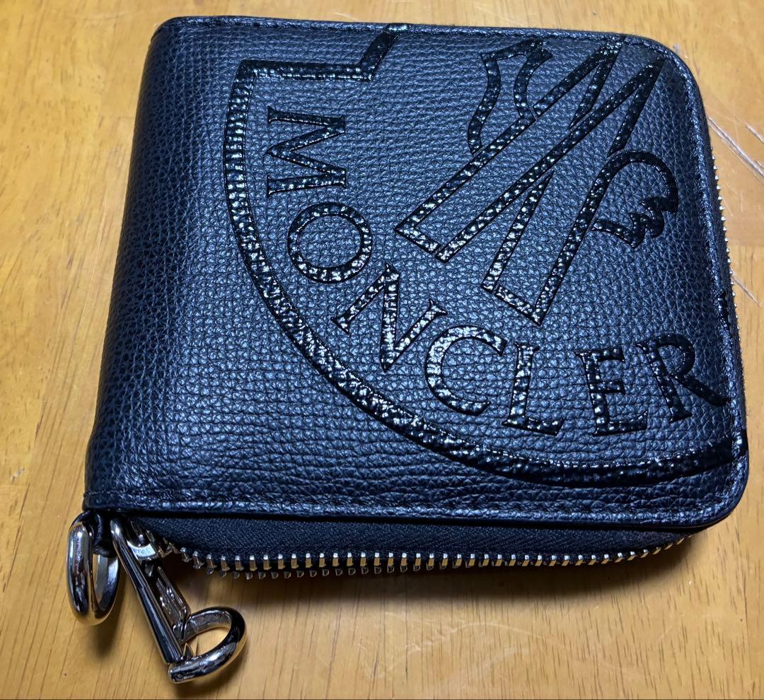 「美品」MONCLER ブラック 二つ折り財布 ストラップ付き　ユニセックス