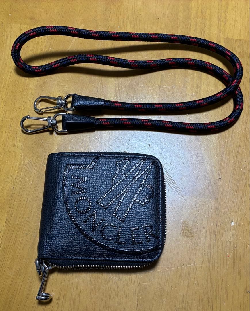 「美品」MONCLER ブラック 二つ折り財布 ストラップ付き　ユニセックス