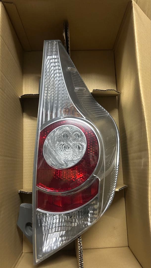 NHP10 アクア　右テールランプAssy