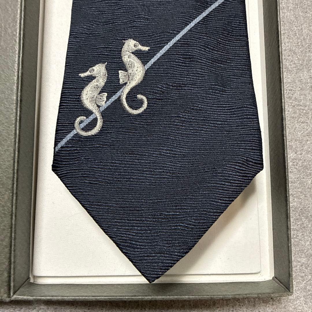 美品　ドミニクフランス　ネクタイ　紺　タツノオトシゴ　スリークラウン王冠