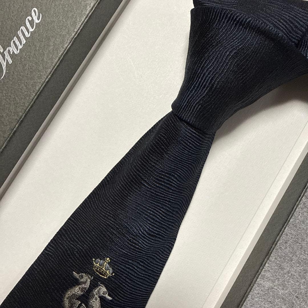 美品　ドミニクフランス　ネクタイ　紺　タツノオトシゴ　スリークラウン王冠