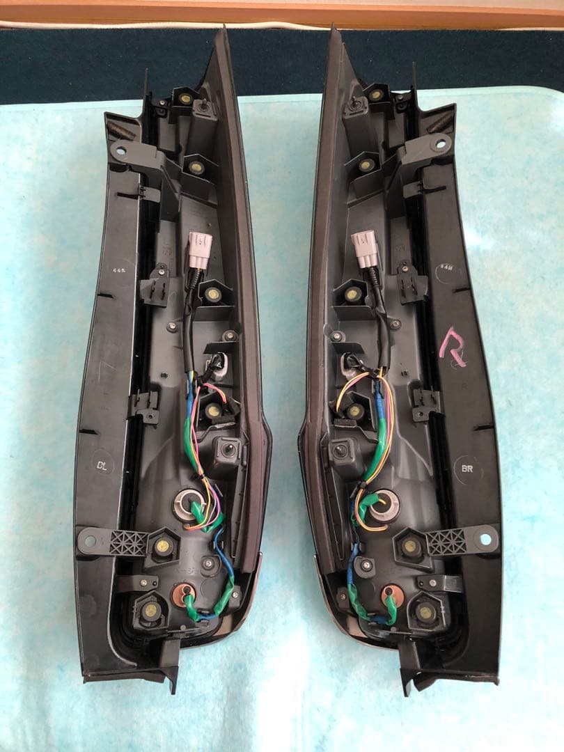 80系　ヴォクシー　純正加工テールランプ　難あり　ノア　エスクワイア