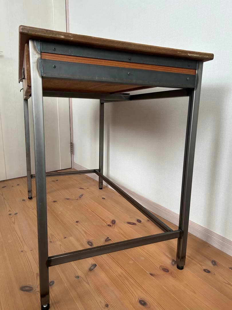 アイアンと木製の机　デスク