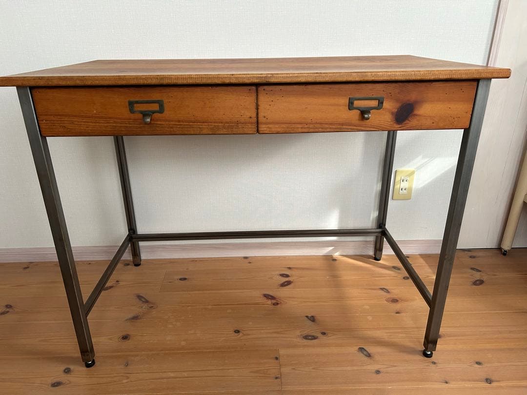 アイアンと木製の机　デスク