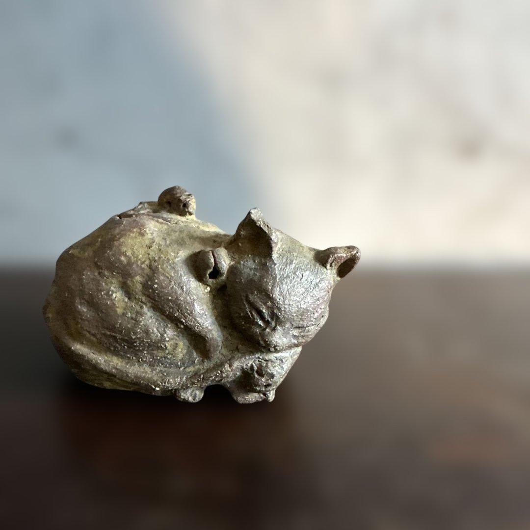 お値下げ‼️可愛い眠り猫　猫の姿の蓋付き陶器彫刻