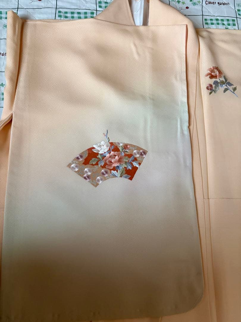 新品 しつけ糸付き 訪問着 扇に梅文様 手刺繍 淡色 古典柄