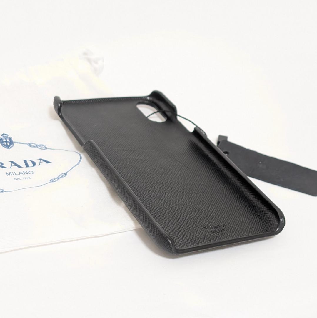 iPhoneXS MAX ケース サフィアーノレザー 黒×シルバーロゴ　エンボス