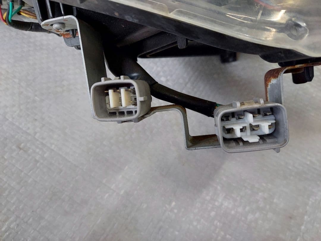 トヨタ　ヴォクシー　右ヘッドライト　80系