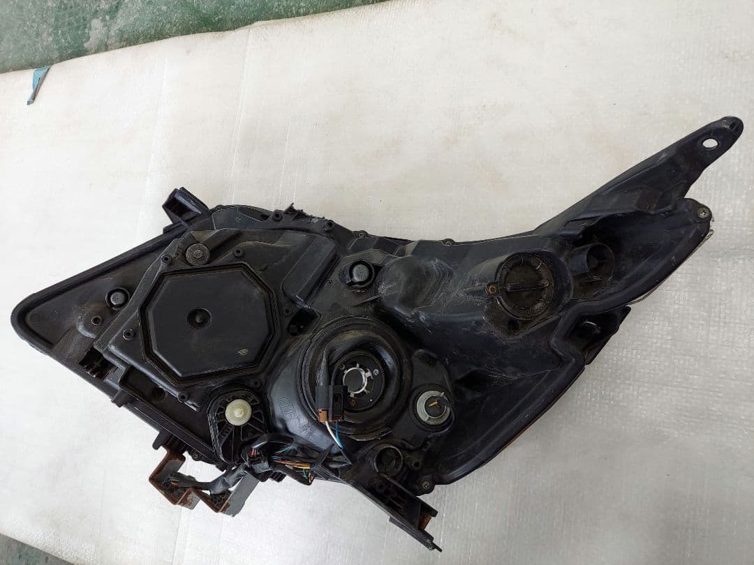 トヨタ　ヴォクシー　右ヘッドライト　80系