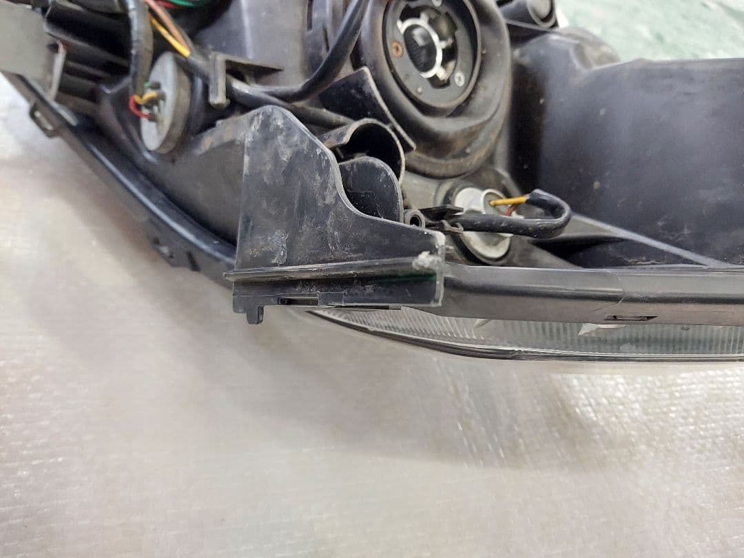 トヨタ　ヴォクシー　右ヘッドライト　80系