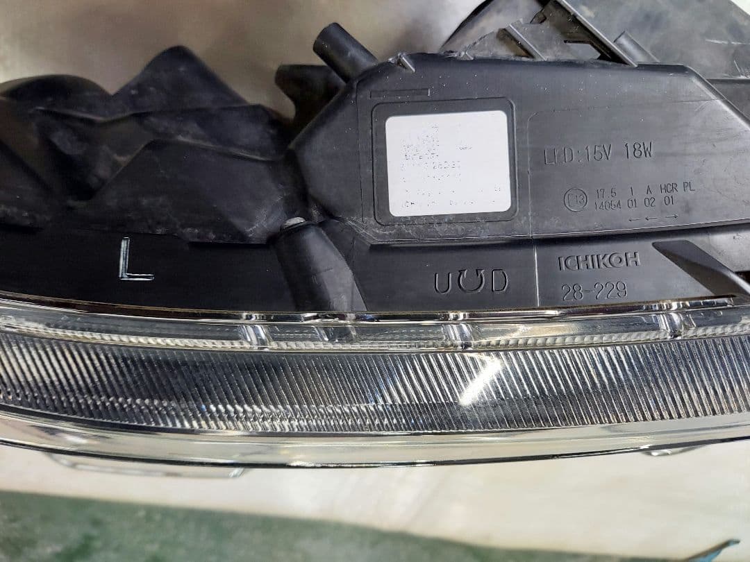 トヨタ　ヴォクシー　右ヘッドライト　80系