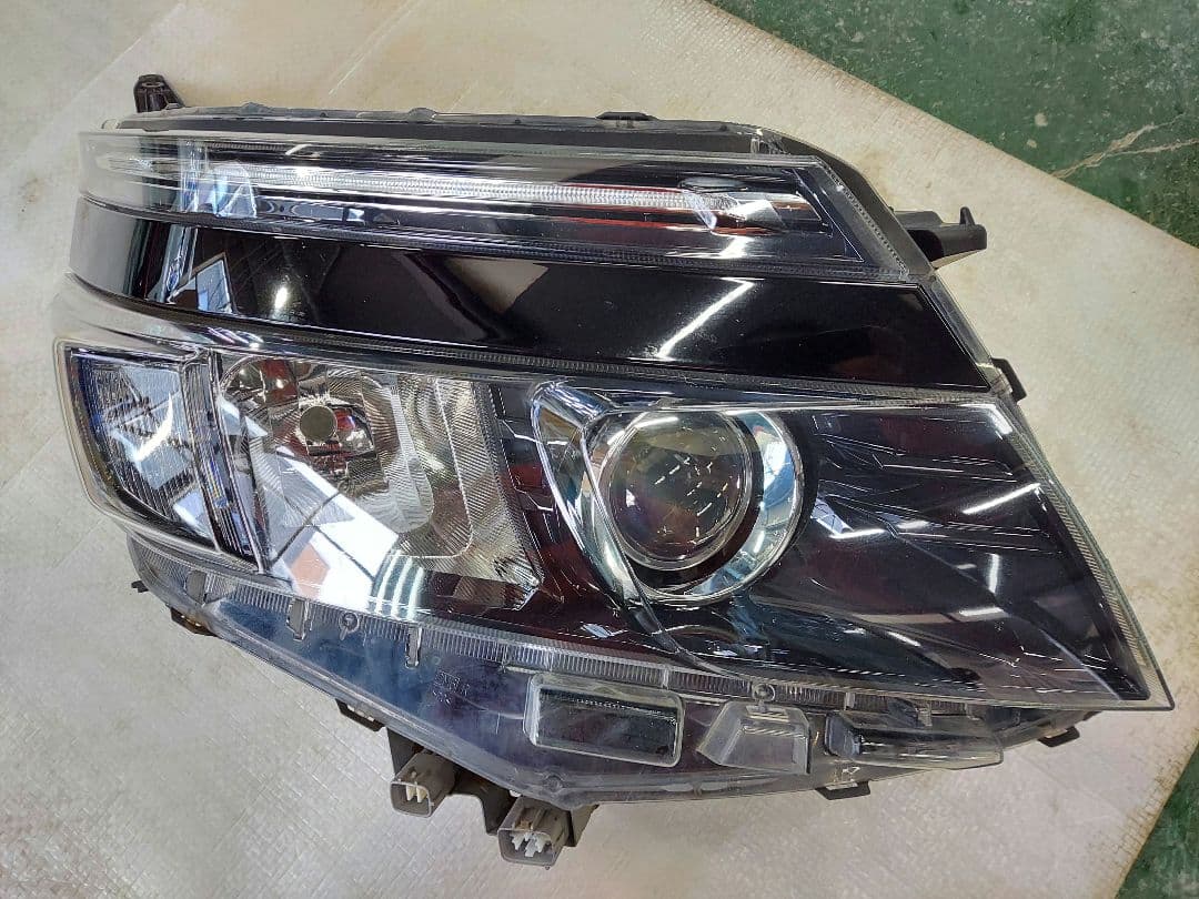 トヨタ　ヴォクシー　右ヘッドライト　80系