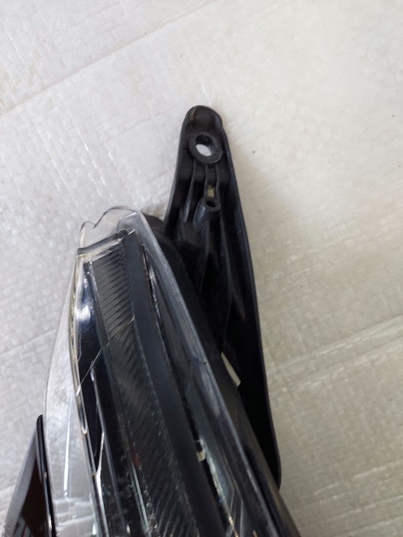 トヨタ　ヴォクシー　右ヘッドライト　80系