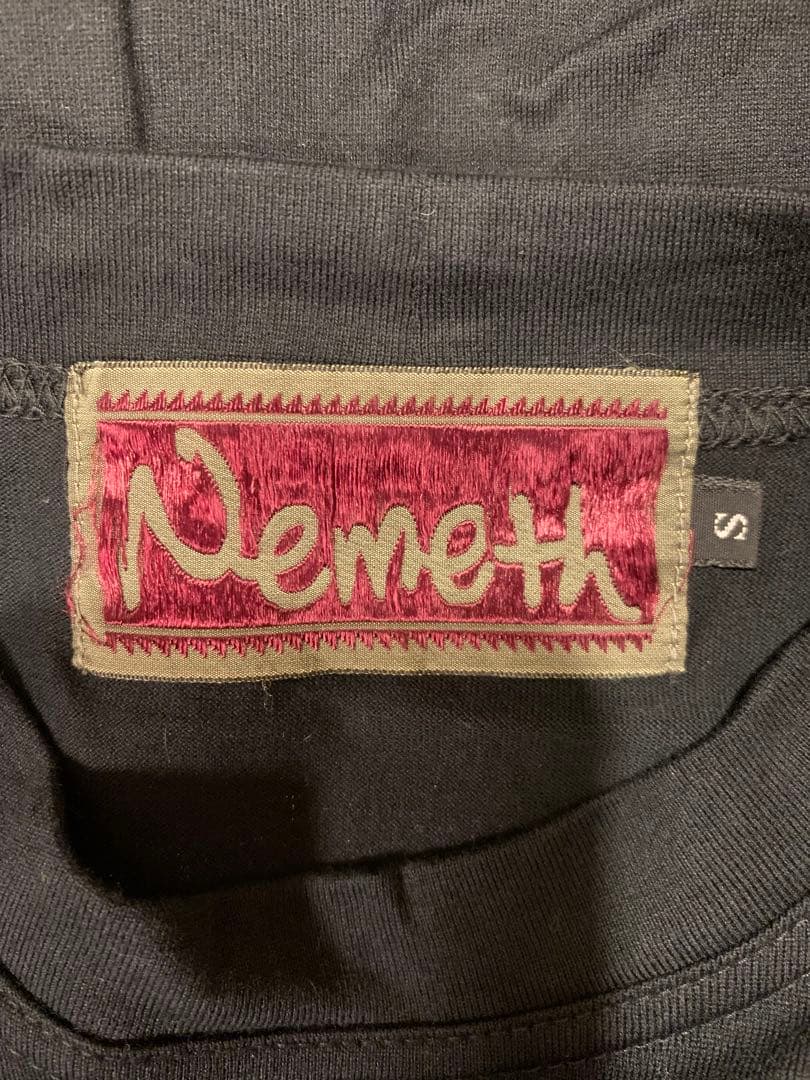 NEMETH ブラックTシャツ 抽象模様