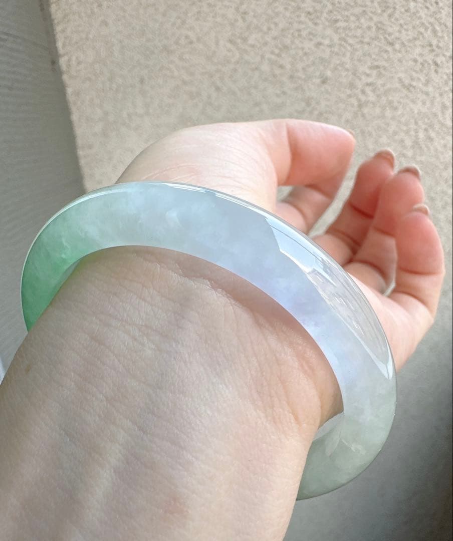 翡翠 ヒスイバングル 薄グリーンと薄グレーのグラデーション