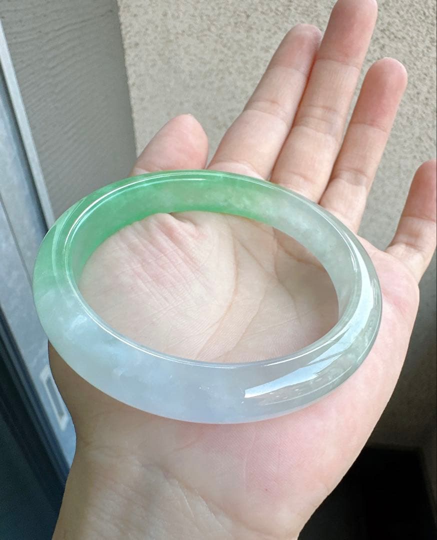 翡翠 ヒスイバングル 薄グリーンと薄グレーのグラデーション