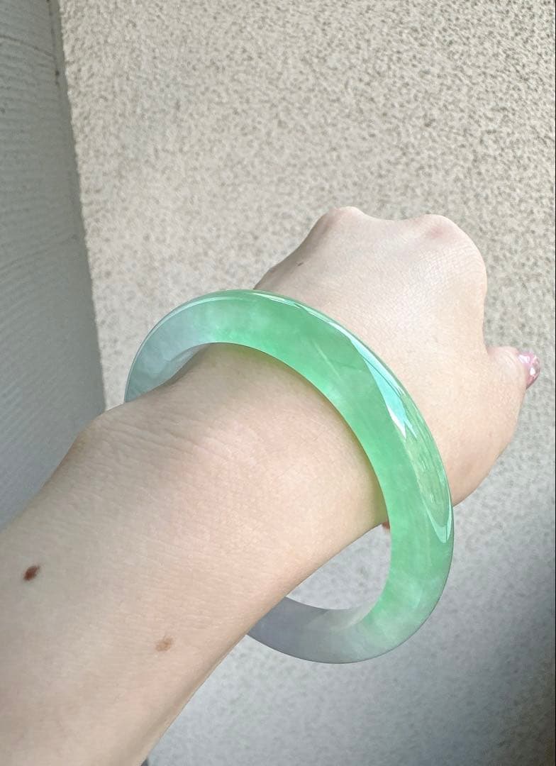 翡翠 ヒスイバングル 薄グリーンと薄グレーのグラデーション