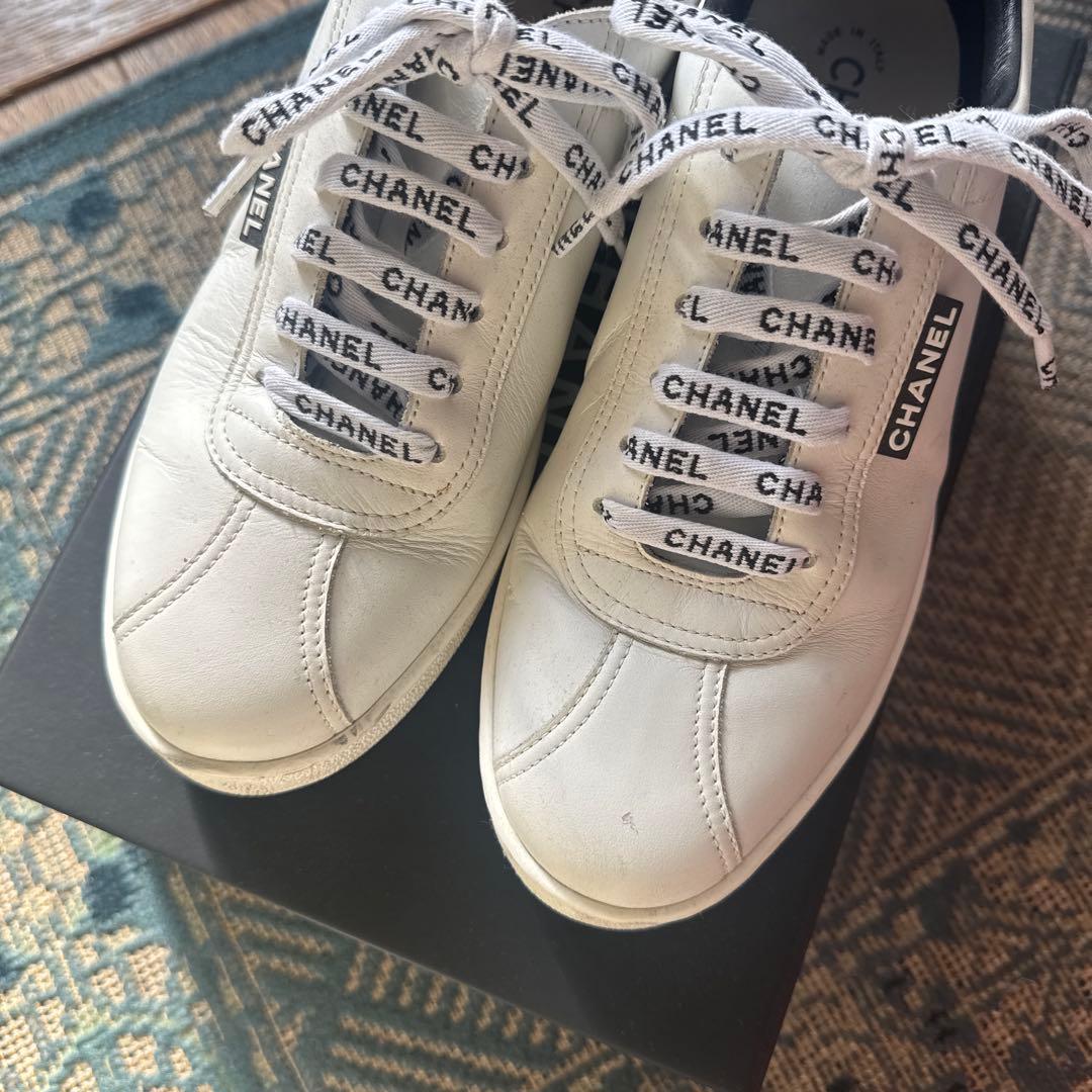 CHANEL ロゴスニーカー