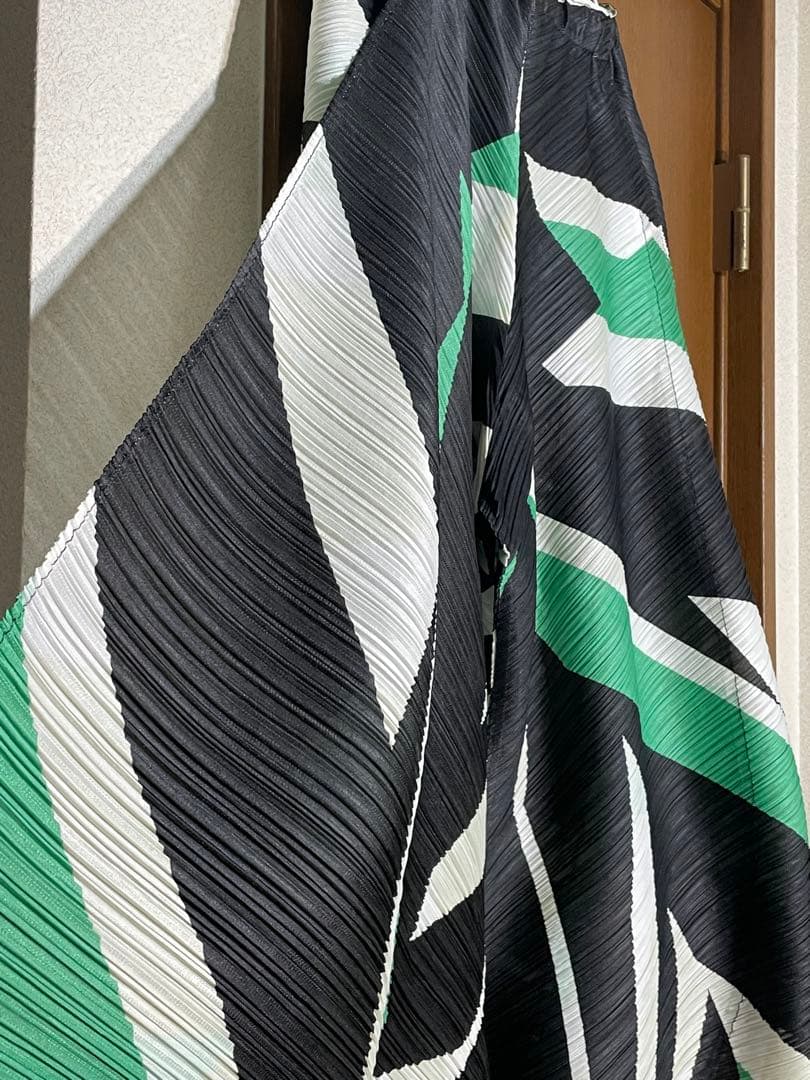 PLEATS PLEASE 変形ヒラヒラパンツ size３