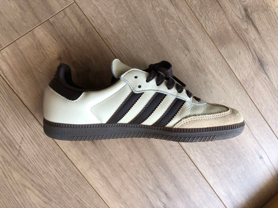 adidasサンバ　ベージュ