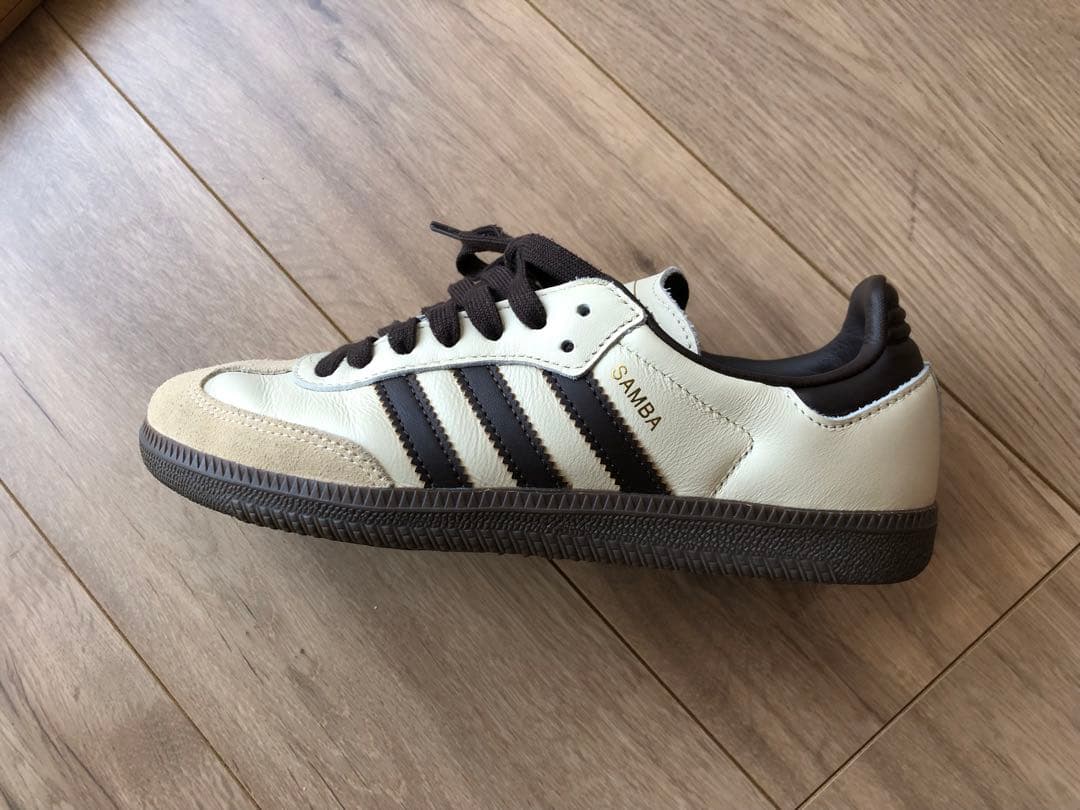 adidasサンバ　ベージュ