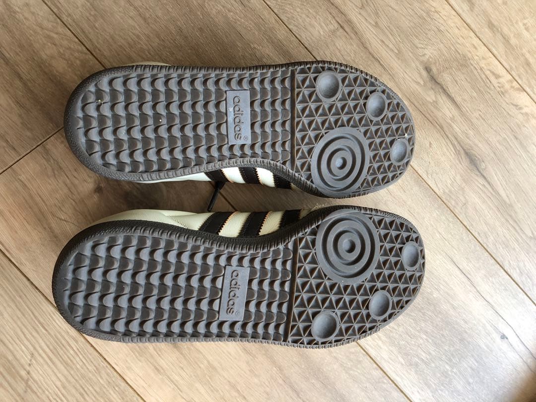 adidasサンバ　ベージュ