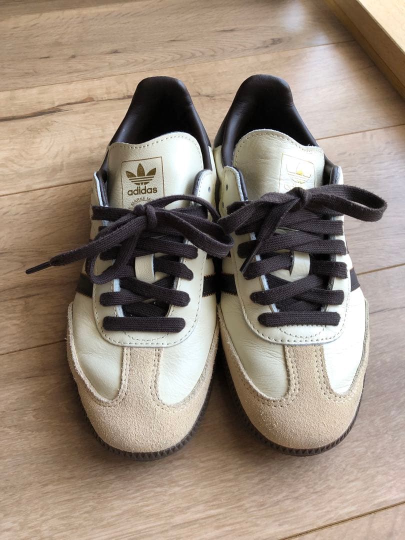 adidasサンバ　ベージュ