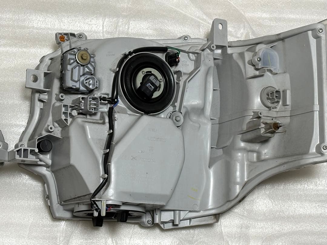 トヨタ　ハイエース　HIACE 純正　LEDヘッドライト