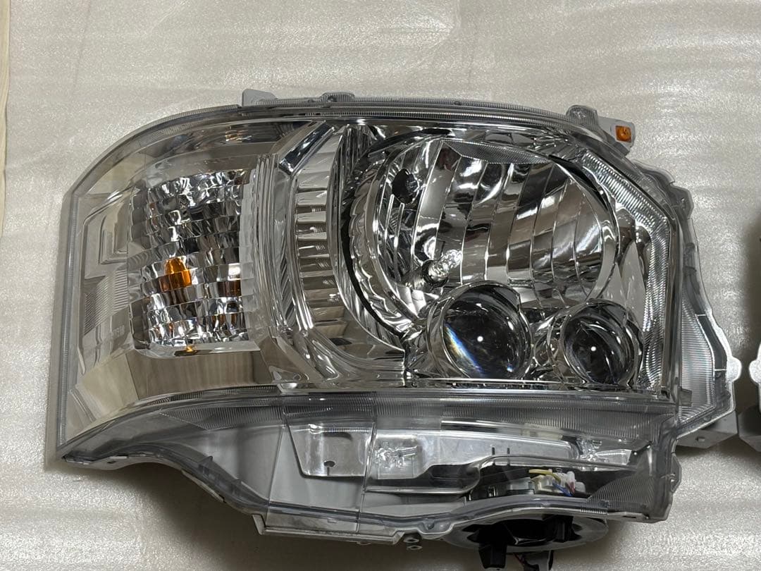 トヨタ　ハイエース　HIACE 純正　LEDヘッドライト