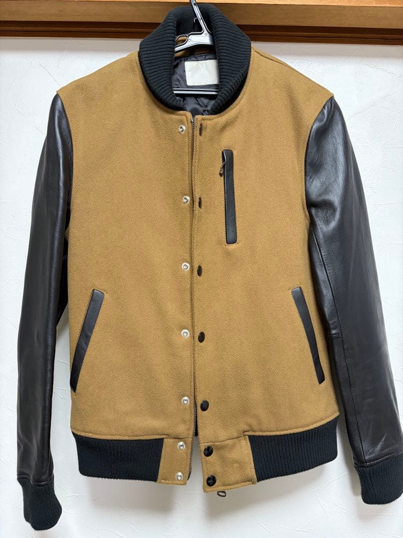 アーバンリサーチ　スタジャン ベージュと黒のコンビネーション