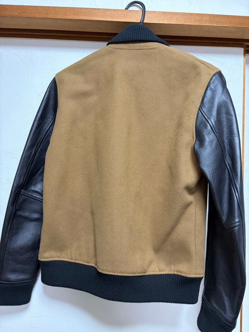 アーバンリサーチ　スタジャン ベージュと黒のコンビネーション