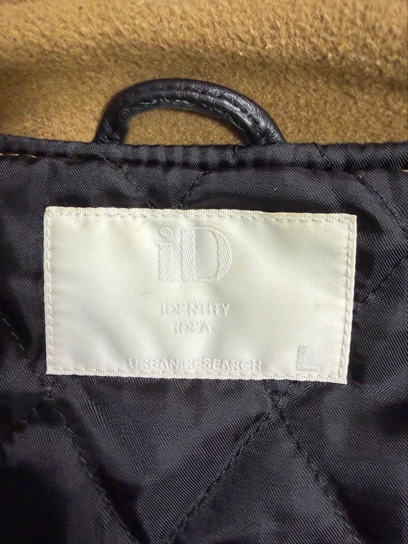 アーバンリサーチ　スタジャン ベージュと黒のコンビネーション