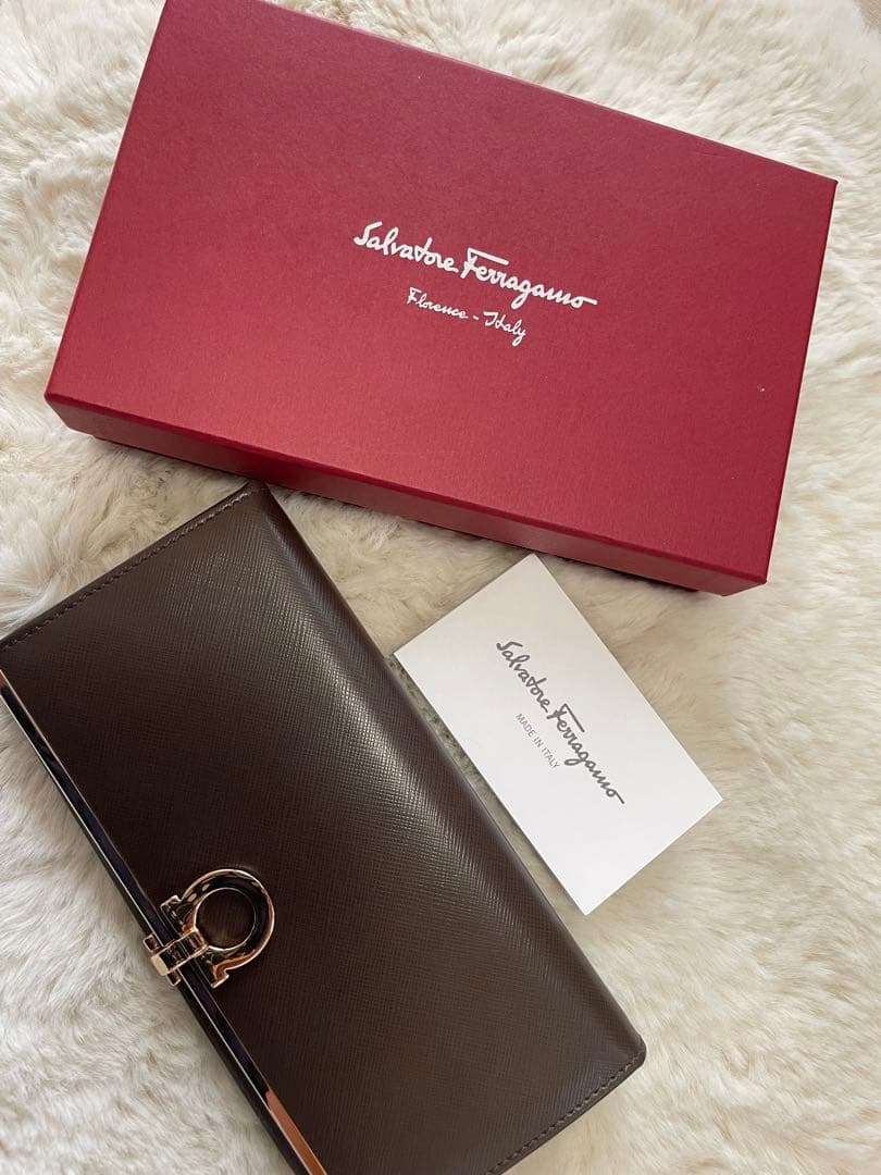 Salvatore Ferragamo ブラウン長財布