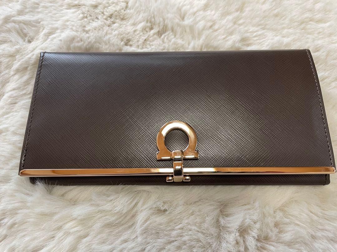 Salvatore Ferragamo ブラウン長財布